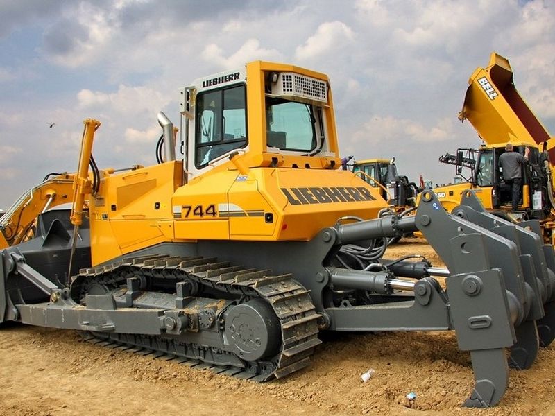 Buldozer Liebherr PR 744 Romania